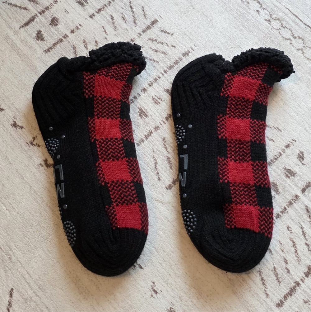 Muk Luks Red Black Buffalo Plaid Fuzzy Slipper Socks Gripper Cabin Socks Cozy Lo